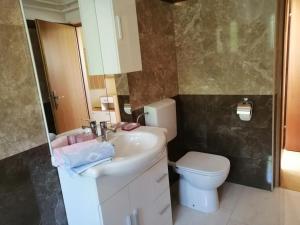 Et badeværelse på Apartments Sara + 38 billeder