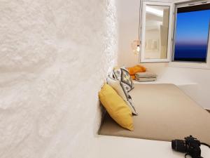 Habitación con 2 almohadas y ventana en Hotel Gorgona, en Mykonos ciudad