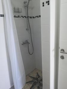 a shower with a shower curtain in a bathroom at Villa Adagio Apartments in Sumartin