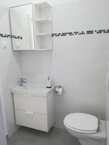 A bathroom at Villa Adagio Apartments