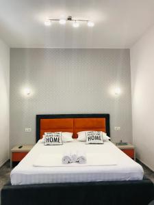 Postel nebo postele na pokoji v ubytování Orange House Constanta