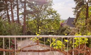 Blick auf den Garten vom Balkon eines Hauses in der Unterkunft Amber Lodge in Seevetal