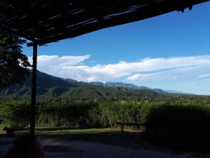 una vista sulle montagne dal portico di una casa di Cabañas Altos del Velazco a La Rioja