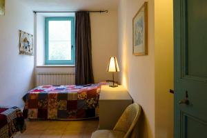 een slaapkamer met een bed en een tafel met een lamp bij Number 21 in Mogliano