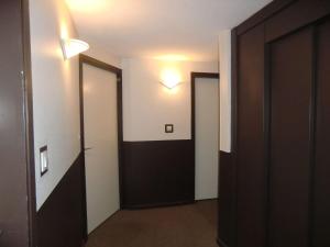 een lege hal met twee deuren in een gebouw bij :) Grand studio lumineux à Toulouse et parking in Toulouse