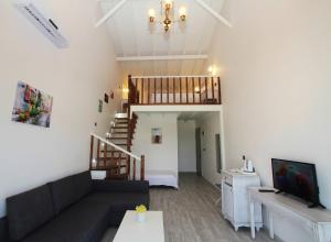 A television and/or entertainment centre at Duman Boutique Hotel Cesme