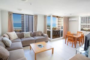 sala de estar con sofá y mesa en View Pacific Apartments, en Gold Coast