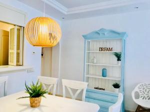 uma sala de jantar com uma mesa e um lustre em Beachside Apartment in Marbella em Marbella
