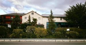 a large white building on the side of a road at Hosteria El Valles 2 ESTRELLAS in Briviesca