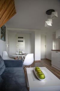 ein Wohnzimmer mit einem Sofa und einem Tisch in der Unterkunft Pokoje Gościnne u Hanki in Bukowina Tatrzańska