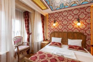 ein Schlafzimmer mit einem Bett und einem Stuhl in der Unterkunft Enderun by Otantik Suites in Istanbul