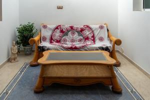 - un canapé avec un oreiller rouge et blanc dans l'établissement Cactus Ville Playa, à Arinaga