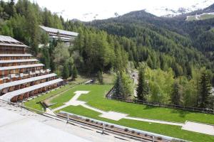 een uitzicht op een gebouw en een grasveld bij Residence Ciel Bleu - Fraz Pos in Aosta