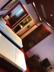 uma vista superior de um quarto com uma cama e uma televisão em Grand Hotel Petrol em Fier