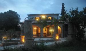 una casa con un arco delante de ella por la noche en Casetta Clementina en Castellabate