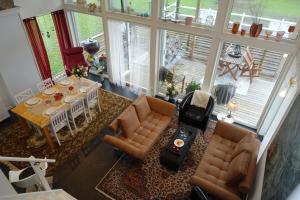 an aerial view of a living room with a table and chairs at Annexet på Stallbackens Gård in Ås