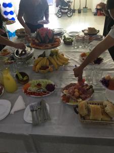 una mesa con muchos platos de comida. en Prenociste Bojan 017, en Vranje