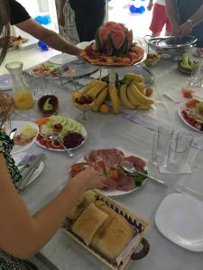 una mesa con un montón de comida. en Prenociste Bojan 017, en Vranje