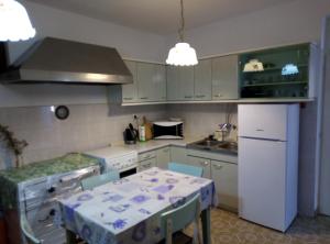 una cocina con mesa y mantel. en Apartments Placovici, en Volosko