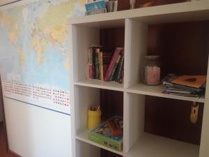 een witte boekenplank met boeken en boeken bij Casa Lagoa Verde in Esmoriz