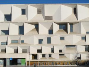 un edificio blanco con muchas ventanas en Pensión Blanca B&B, en León