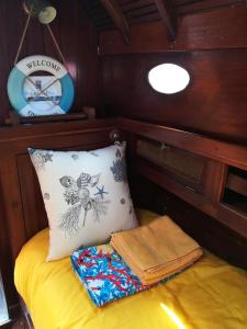 a small bed in a boat with a pillow at Margarethe in Marina di Pisa