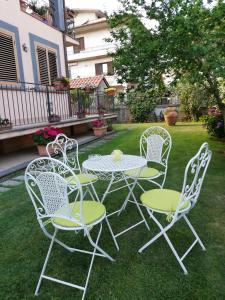un tavolo e quattro sedie seduti sull'erba di GIARDINO DI PRIMAVERA a Bagnoregio