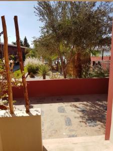 - une vue sur le jardin depuis le balcon d'une maison dans l'établissement Dar Tifrouine, à Lalla Takerkoust