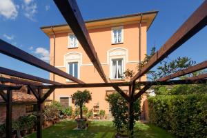 - une vue sur la maison depuis le jardin dans l'établissement Bed & Breakfast Bel Giorgio, à Orentano
