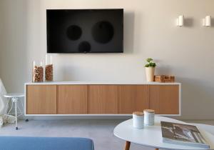 Telewizja i/lub zestaw kina domowego w obiekcie CHILLIapartamenty - Bliżej Morza - HYGGE