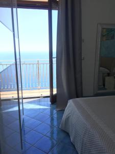 sypialnia z balkonem z widokiem na ocean w obiekcie Carluccio’s stanza privata vista mare w mieście Furore +21 zdjęć