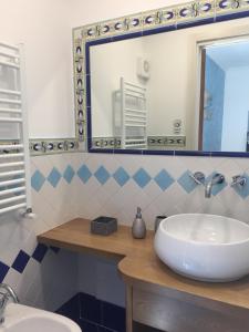 łazienka z umywalką i lustrem w obiekcie Carluccio’s stanza privata vista mare w mieście Furore
