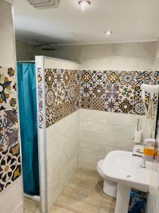 a bathroom with a toilet, sink, and bathtub at Pensión Aduar in Marbella