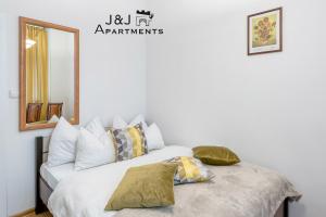 Łóżko lub łóżka w pokoju w obiekcie J&J Apartments Szeroka 25 Apartament 1