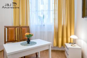 Posteľ alebo postele v izbe v ubytovaní J&J Apartments Szeroka 25 Apartament 1
