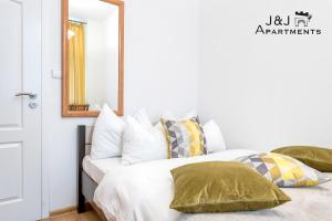 Posteľ alebo postele v izbe v ubytovaní J&J Apartments Szeroka 25 Apartament 1