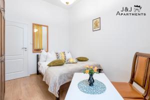 Posteľ alebo postele v izbe v ubytovaní J&J Apartments Szeroka 25 Apartament 1