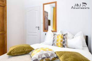 Posteľ alebo postele v izbe v ubytovaní J&J Apartments Szeroka 25 Apartament 1