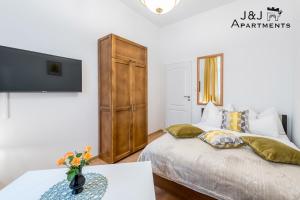 Posteľ alebo postele v izbe v ubytovaní J&J Apartments Szeroka 25 Apartament 1
