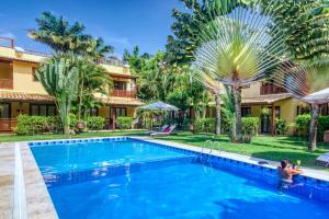 a villa with a swimming pool in a resort at Unidades Vilas Triplex no Pipa Beleza in Pipa