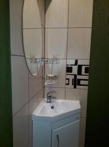 W łazience znajduje się umywalka i lustro. w obiekcie Apartment by the sea (5 minute walk) w mieście Tūja