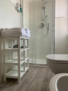 ガルニャーノにあるAl Lago da Lillyのバスルーム(シャワー、トイレ、シンク付)