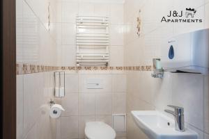 Kúpeľňa v ubytovaní J&J Apartments, Szeroka 25, Apartament 14