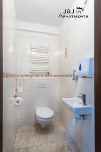 Kúpeľňa v ubytovaní J&J Apartments, Szeroka 25, Apartament 14