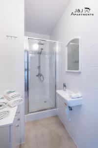 Kúpeľňa v ubytovaní J&J Apartments, Szeroka 25, Apartament 14