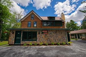 Foto da galeria de Pine Knoll Hotel Lakeside Lodge & Cabin em Old Forge