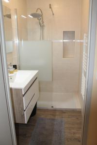W łazience znajduje się prysznic, umywalka i wanna. w obiekcie GITE clodeguy w mieście Saint-Sylvestre-sur-Lot