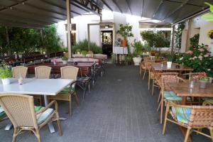 an empty restaurant with tables and chairs at Millrather Brauhaus in Erkrath