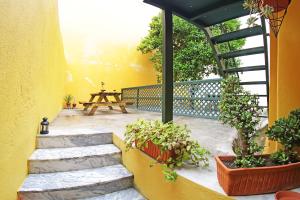 un patio con escaleras y una mesa de picnic en el fondo en RomanticHome at Alfama's Heart, en Lisboa