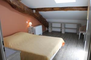 GITE clodeguy في Saint-Sylvestre-sur-Lot: غرفة نوم بسرير وطاولة وكرسي